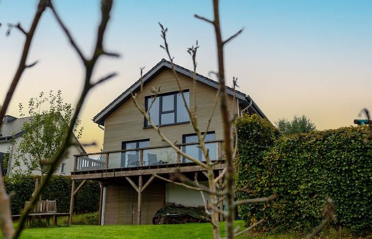 Ferienhaus in Kuechelscheid, gelegen in den malerischen Ardennen, Belgien, mit einer einladenden Terrasse und herrlichem Blick auf die Natur.