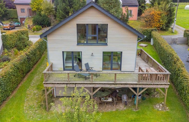 Rustikales Schild beim Ferienhaus in Kuechelscheid, umgeben von ueppiger Natur in den Ardennen, Luettich, Belgien.