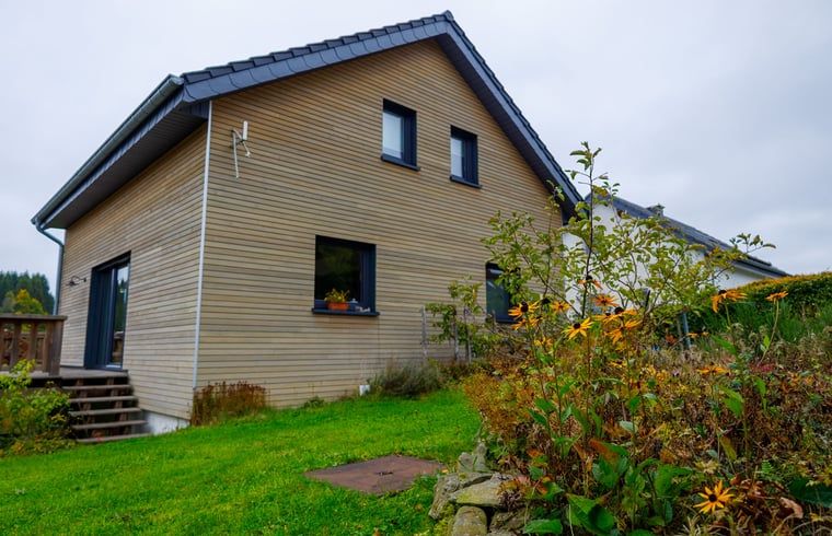 Dekorative Eule bei Ferienhaus in Kuechelscheid, gelegen in der gruenen Umgebung der Ardennen, Luettich, Belgien.