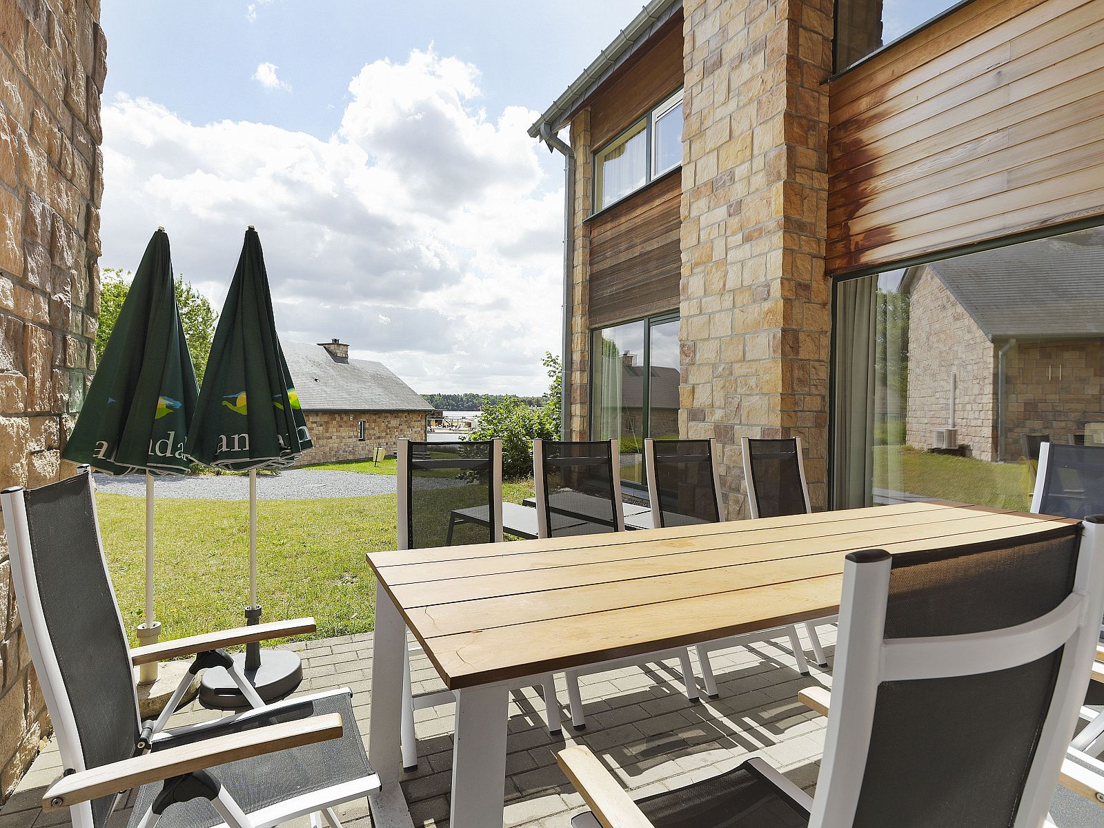 Geniet van het terras van Village l'Eau d'Heure, een 10-persoons bungalow in Froidchapelle, Henegouwen, met prachtig uitzicht op de natuur.