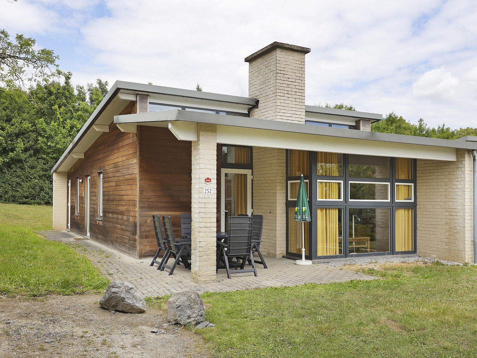 Geniet van een ontspannen verblijf in de 6-persoons bungalow Village l'Eau d'Heure in Froidchapelle, Henegouwen, met ruim terras.