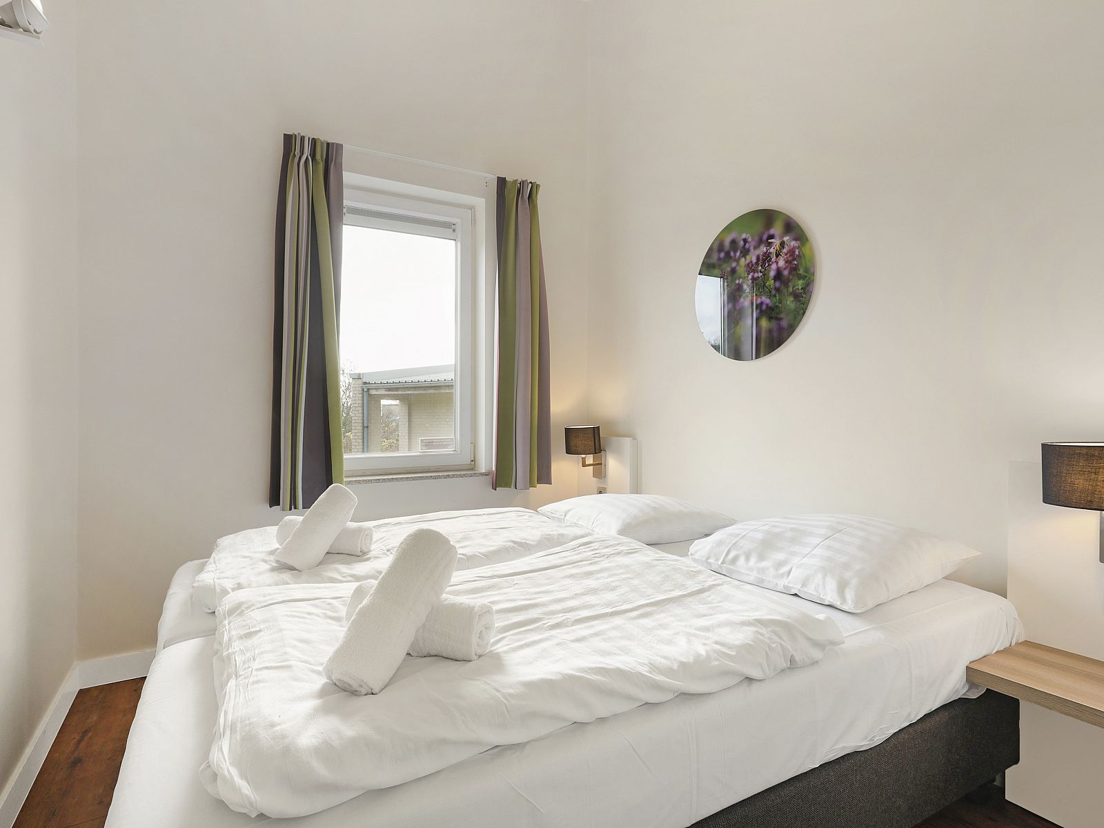 Sfeervolle slaapkamer in Village l'Eau d'Heure 6-persoons bungalow in Froidchapelle, Henegouwen, Belgie met comfortabel tweepersoonsbed.