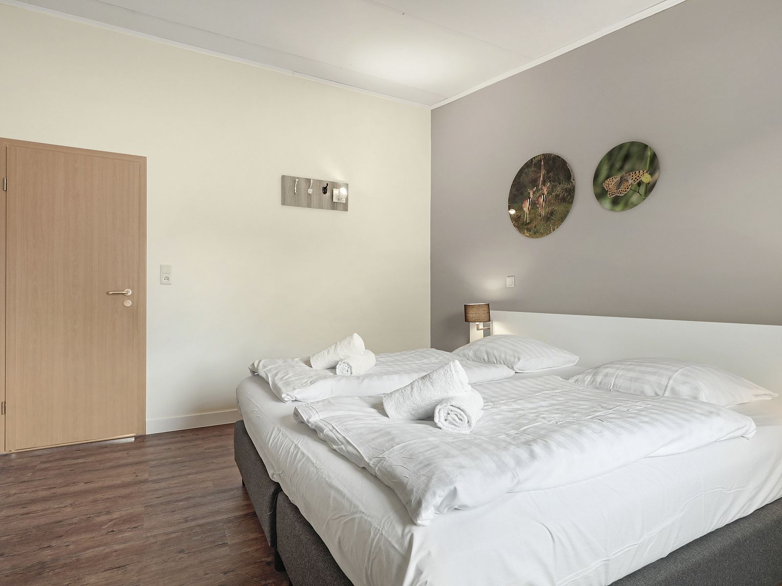 Slaapkamer in Village l'Eau d'Heure 6-persoons bungalow in Froidchapelle, Henegouwen, Belgie, met comfortabel tweepersoonsbed en moderne inrichting.