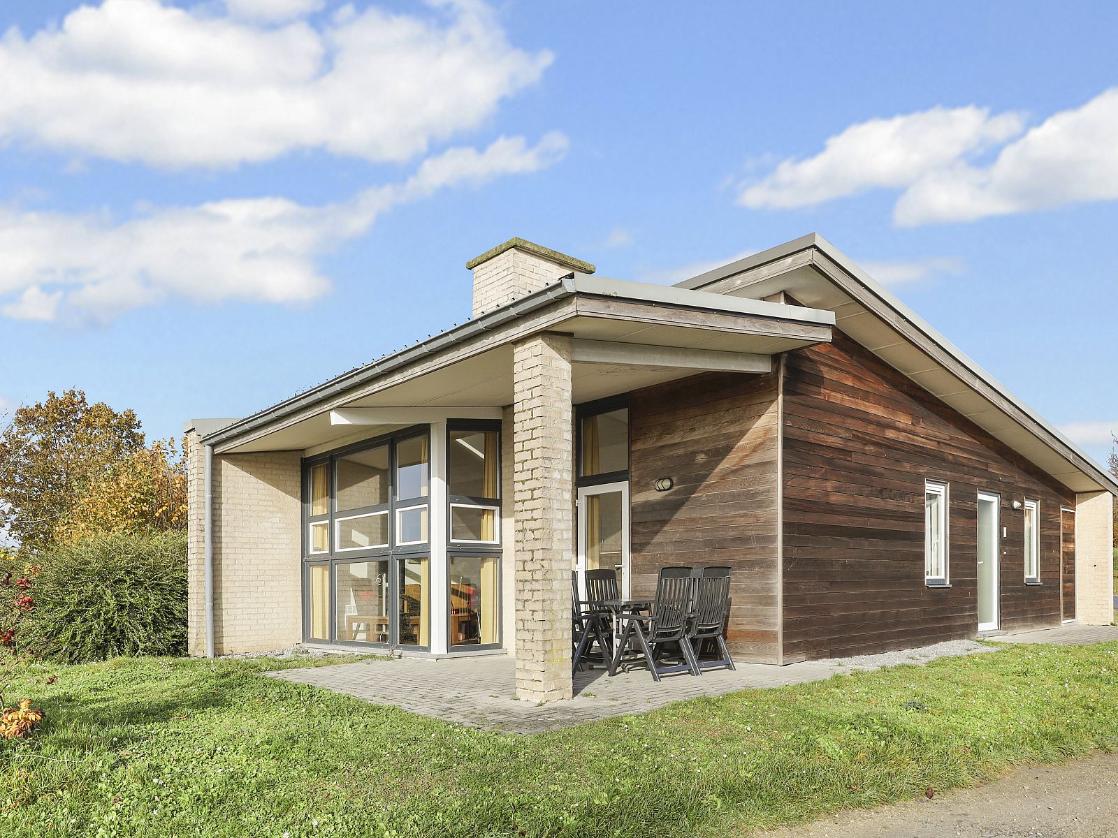 Geniet van de moderne 6-persoons bungalow Village l'Eau d'Heure in Froidchapelle, Henegouwen met ruim terras en natuurlijke omgeving.