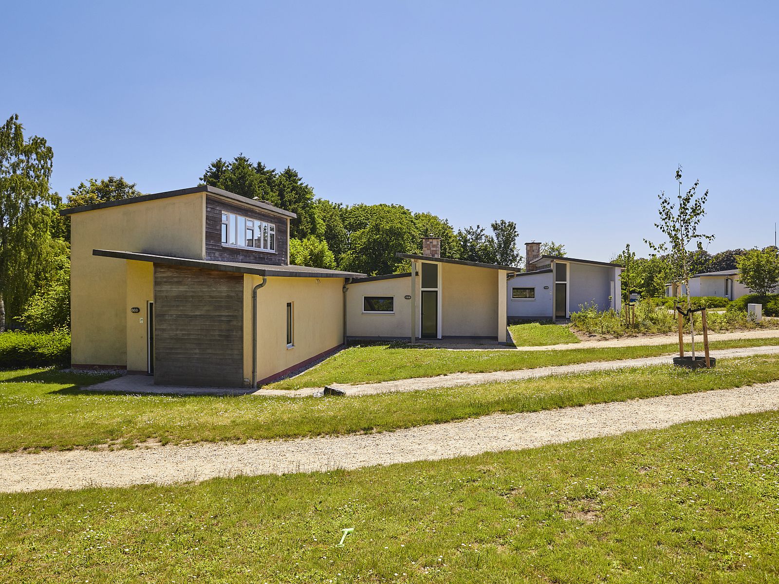 Village l'Eau d'Heure 8-persoons bungalow 8C1 in Froidchapelle, Henegouwen. Moderne vakantiehuisjes omringd door groene natuur.