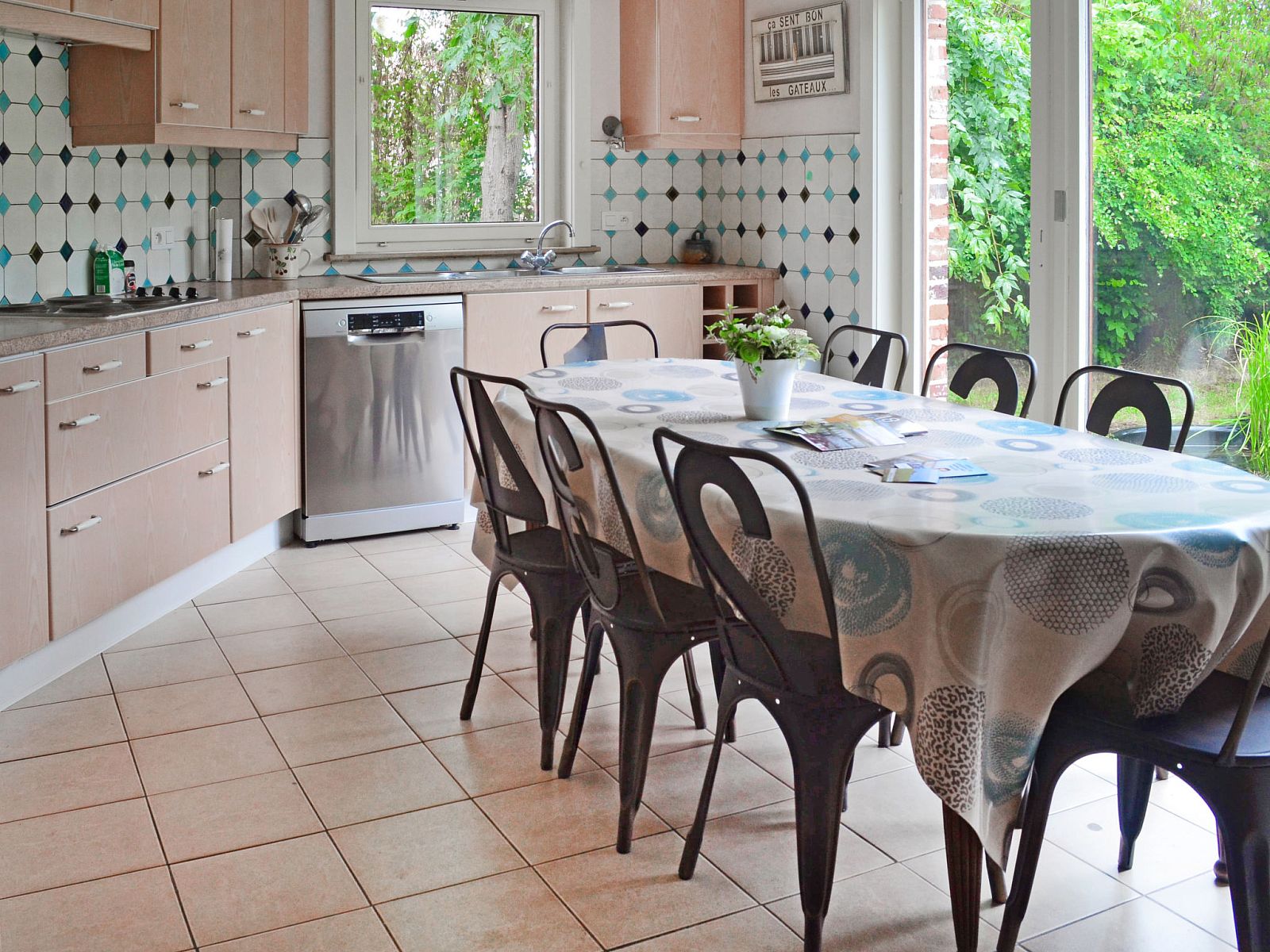 Gezellige keuken in Vakantiehuis Memories, Le Bizet, Henegouwen, Belgie met ruime eettafel en uitzicht op groene tuin.