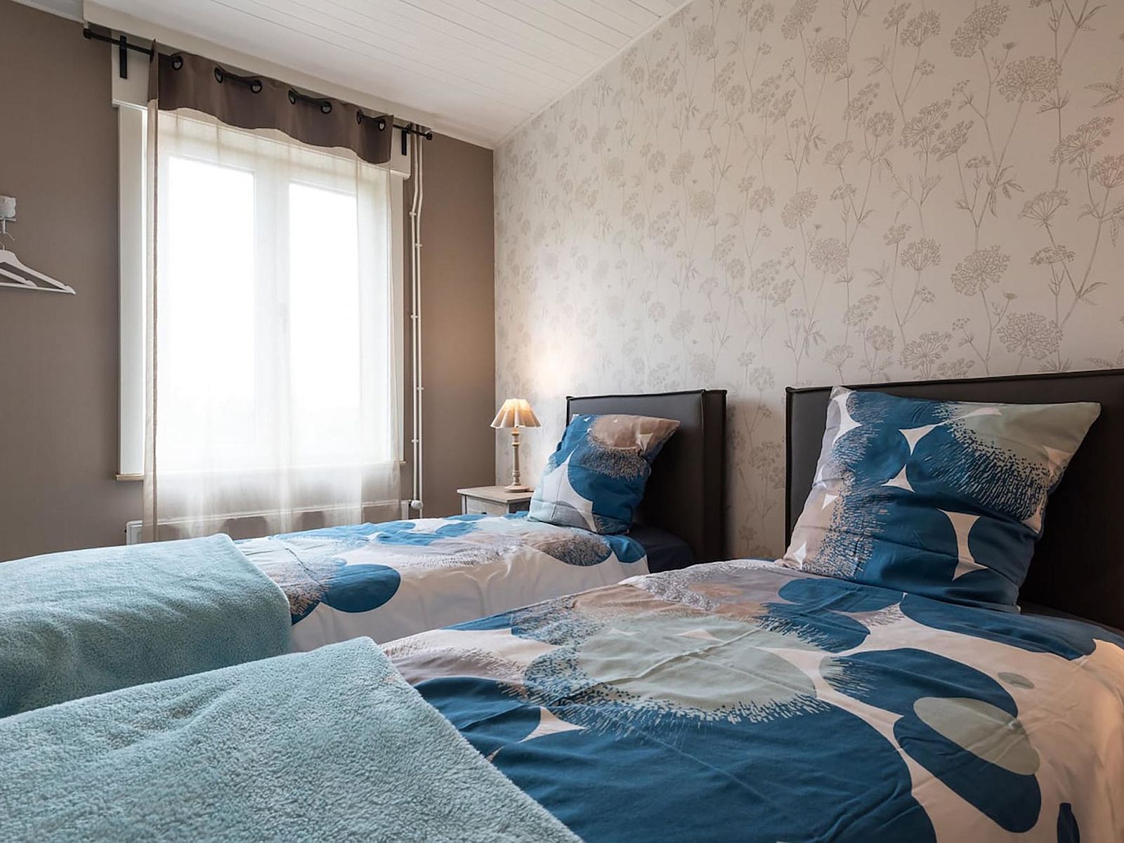 Gezellige slaapkamer in Vakantiehuis Memories, Le Bizet, Henegouwen, Belgie biedt comfort en rust in een charmante vakantiewoning.