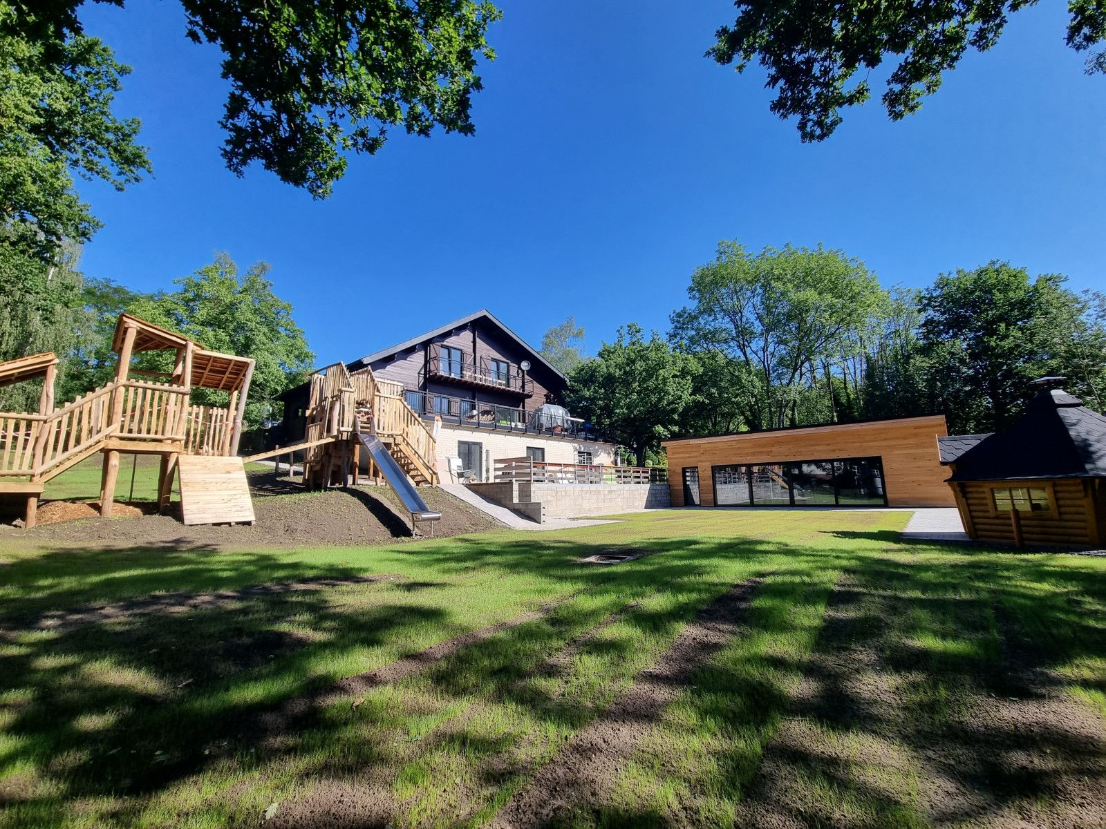 ARD126 Ferienhaus in Waulsort, Ardennen mit grossem Garten und Spielgeraeten, ideal fuer Familien.