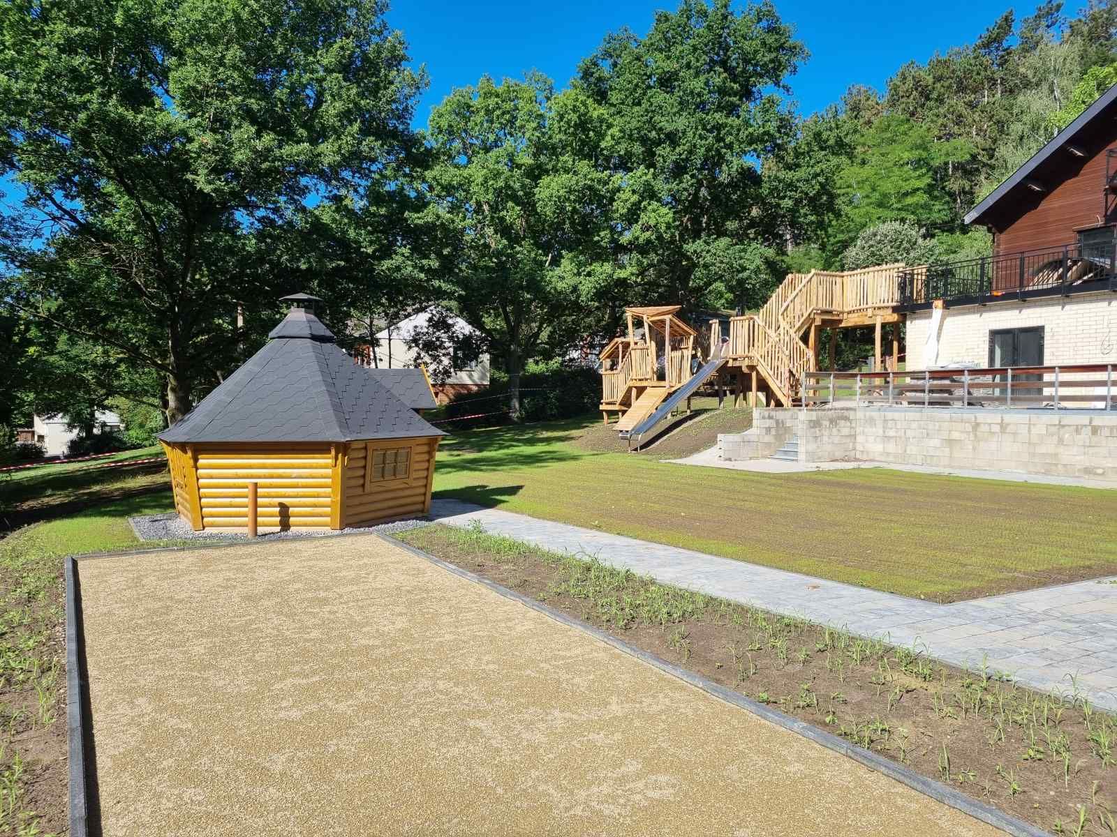 Natuerliche Umgebung bei ARD126 in Waulsort, Ardennen, mit Holzspielgeraeten fuer Kinder.
