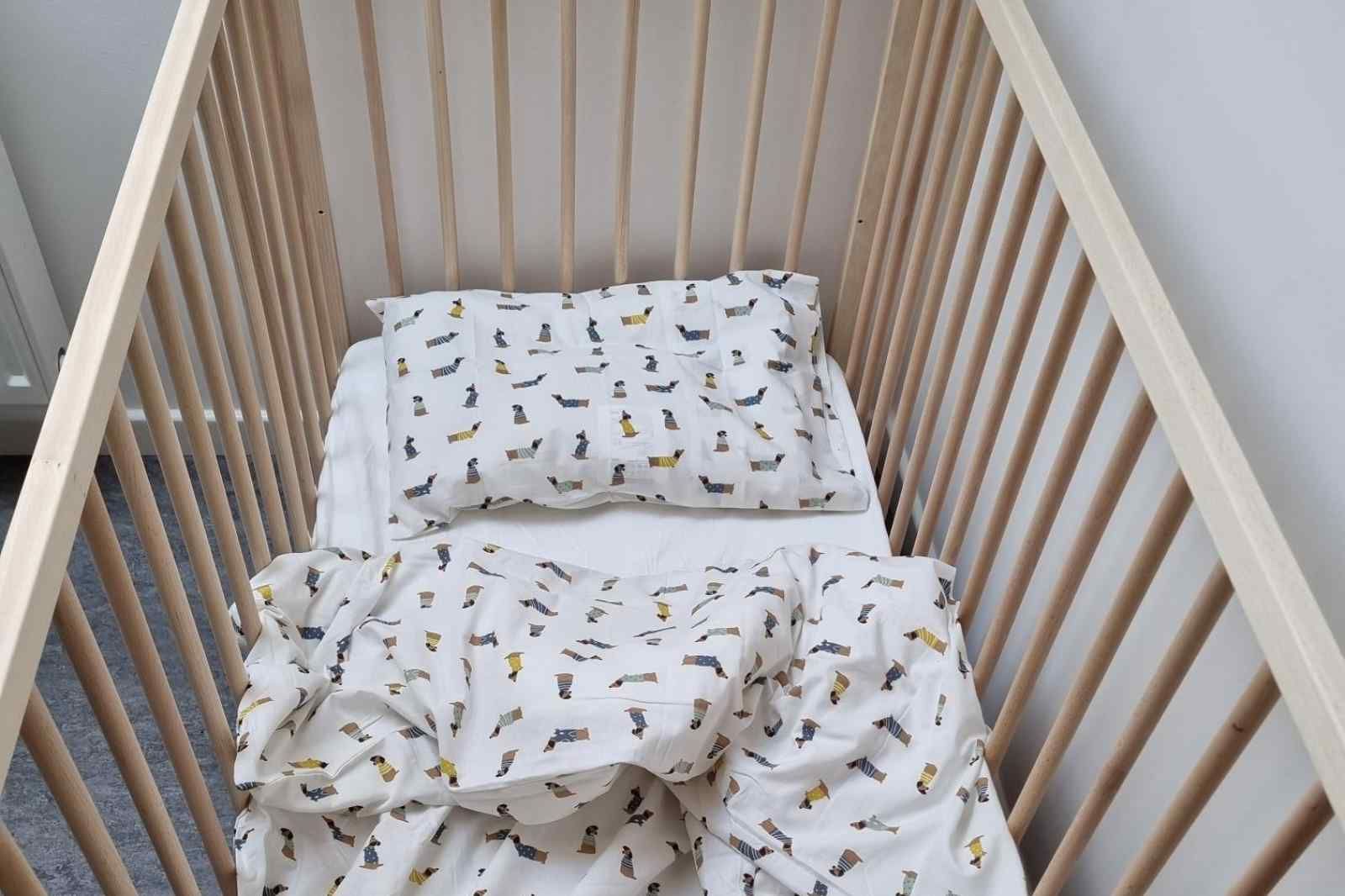 Spielgeraete aus Holz bei ARD126 in Waulsort, Ardennen, inmitten der Natur.