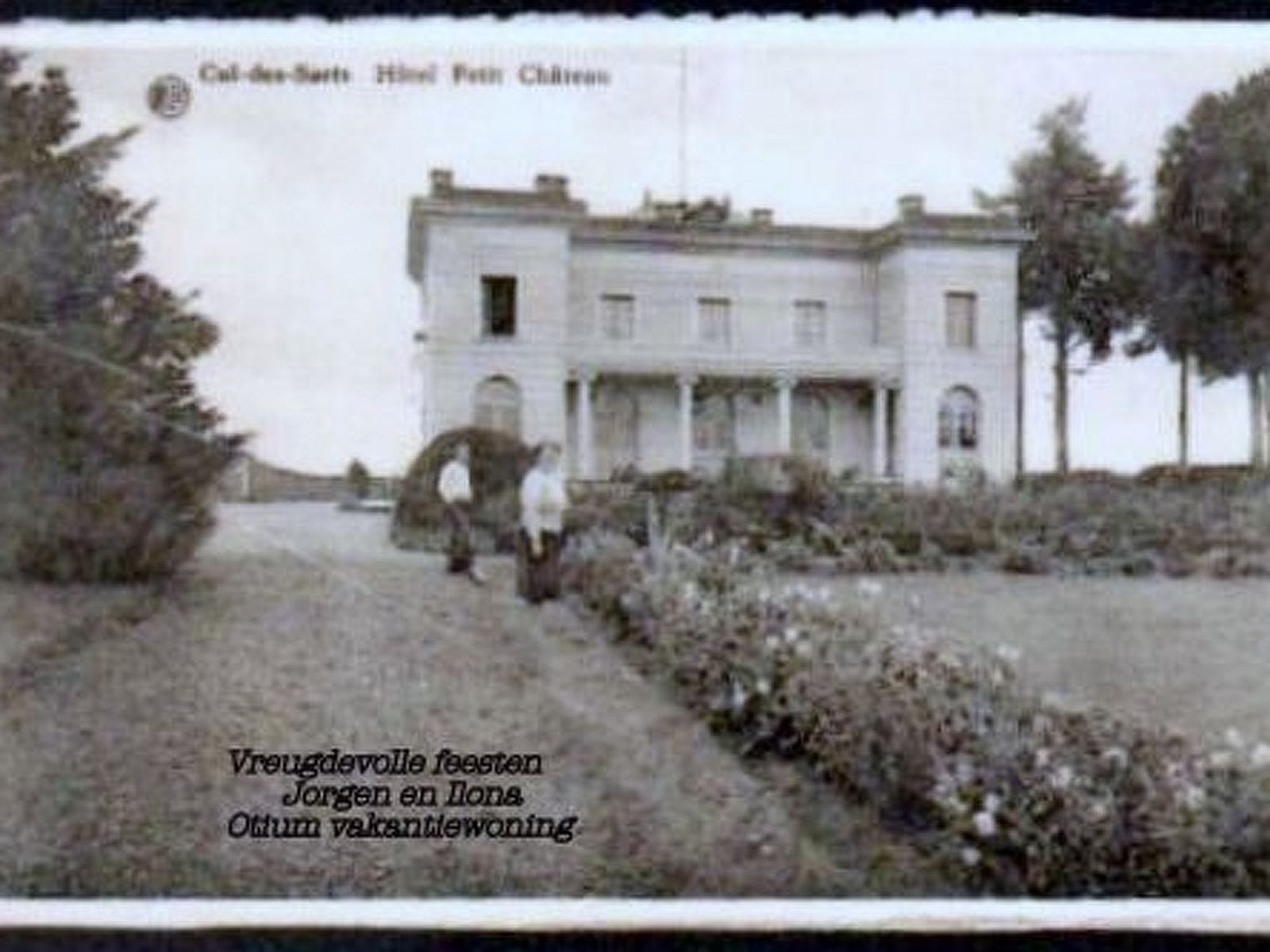 Geraeumiges Schlafzimmer in einem Ferienhaus fuer 8 Personen in Couvin, Ardennen, Belgien. Bequeme Betten in einem modernen Ferienhaus.