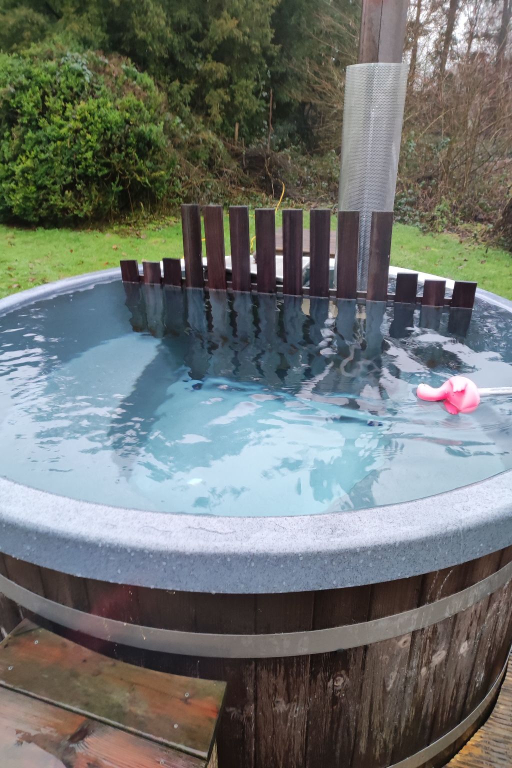 Geraeumiges Schlafzimmer in einem Ferienhaus fuer 8 Personen in Couvin, Ardennen, Belgien mit eleganter Einrichtung und Blick auf die Natur.