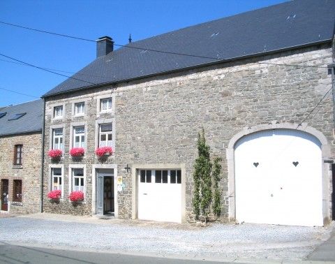 Les Gronsarts Vencimont vakantiehuis in de Ardennen met authentieke stenen gevel en bloemen in Vencimont, Belgi.