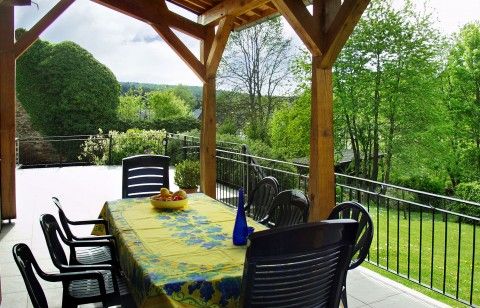 Gezellig eetgedeelte op de veranda van Les Gronsarts Vencimont vakantiehuis met uitzicht op de natuur in Vencimont, Belgi.
