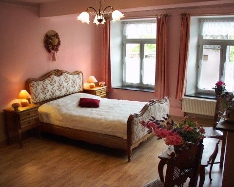 Romantische slaapkamer in Les Gronsarts Vencimont vakantiehuis met klassieke inrichting in de Ardennen, Vencimont, Belgi.