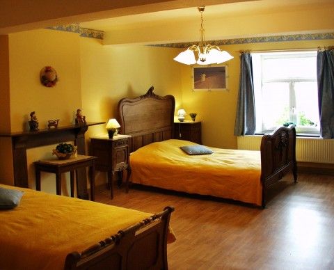 Ruime slaapkamer met houten bedden in Les Gronsarts Vencimont vakantiehuis in de Ardennen, Vencimont, Belgi.