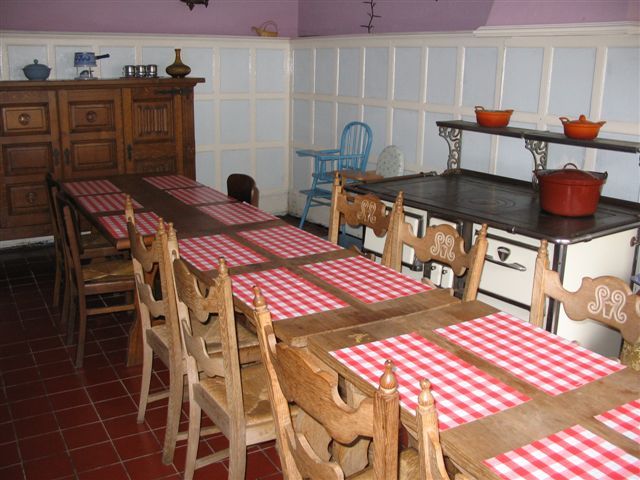 Cozy dining room in L'Odasse, vacation home Bohan, Ardennes, with wooden furniture and rural atmosphere.