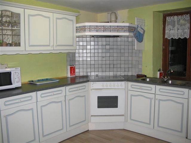 Modern kitchen in L'Odasse, vacation home Bohan, Ardennes, fully equipped for cooking enthusiasts.