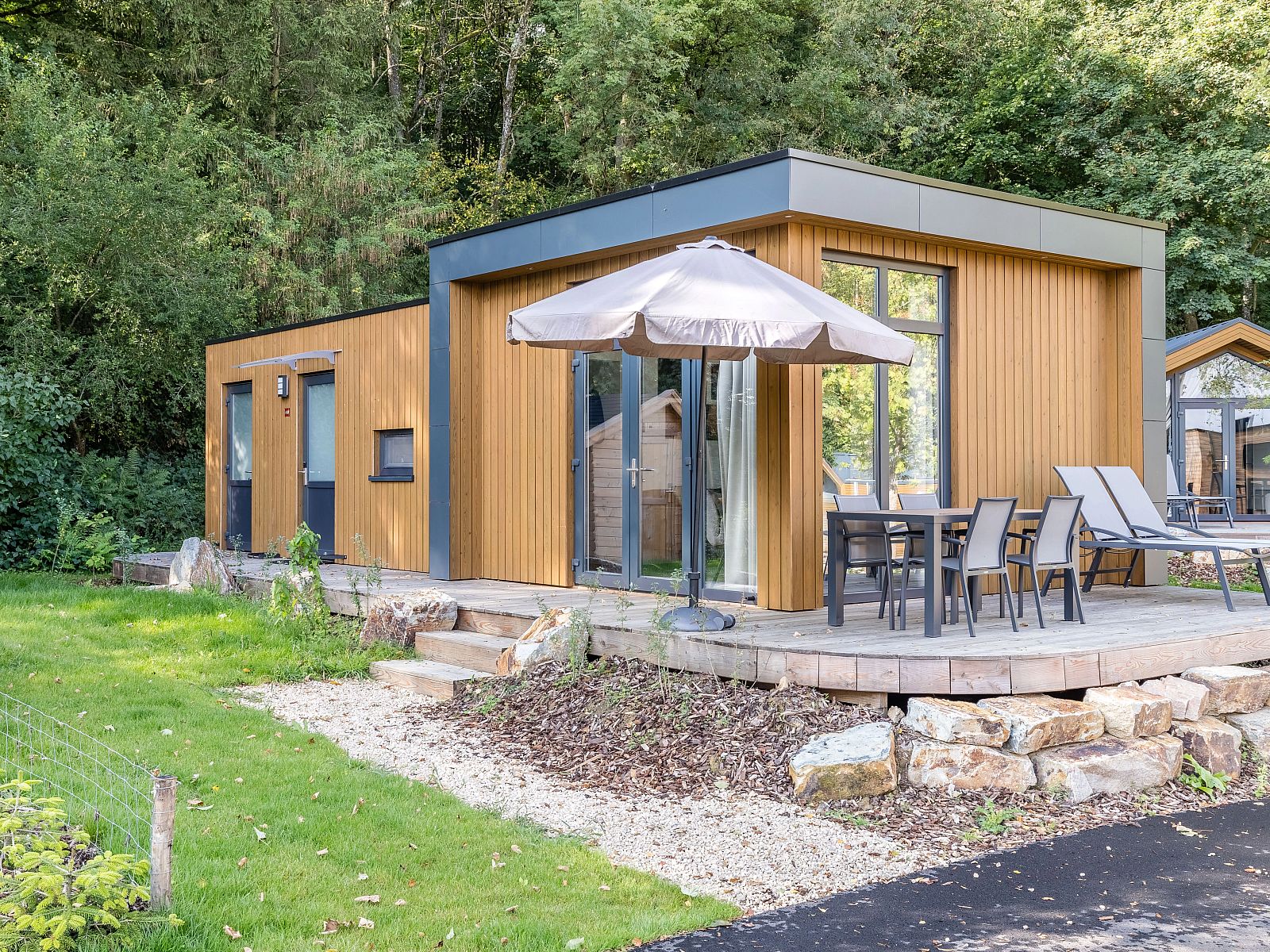 Binnenruimte van 4-persoons lodge 4B1 in Gesves, Ardennen, Belgie met moderne woonkamer en keuken.