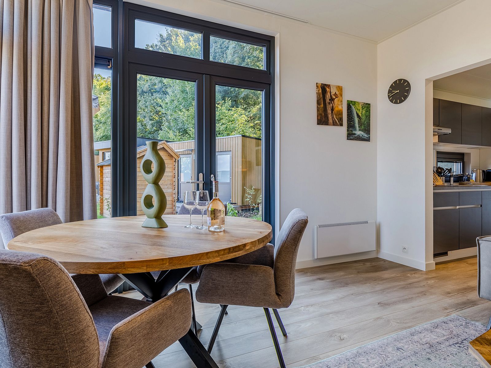 Moderne keuken in 4-persoons lodge 4B1, vakantiehuis in Gesves, Ardennen, Belgie, met stijlvolle voorzieningen en strakke afwerking.