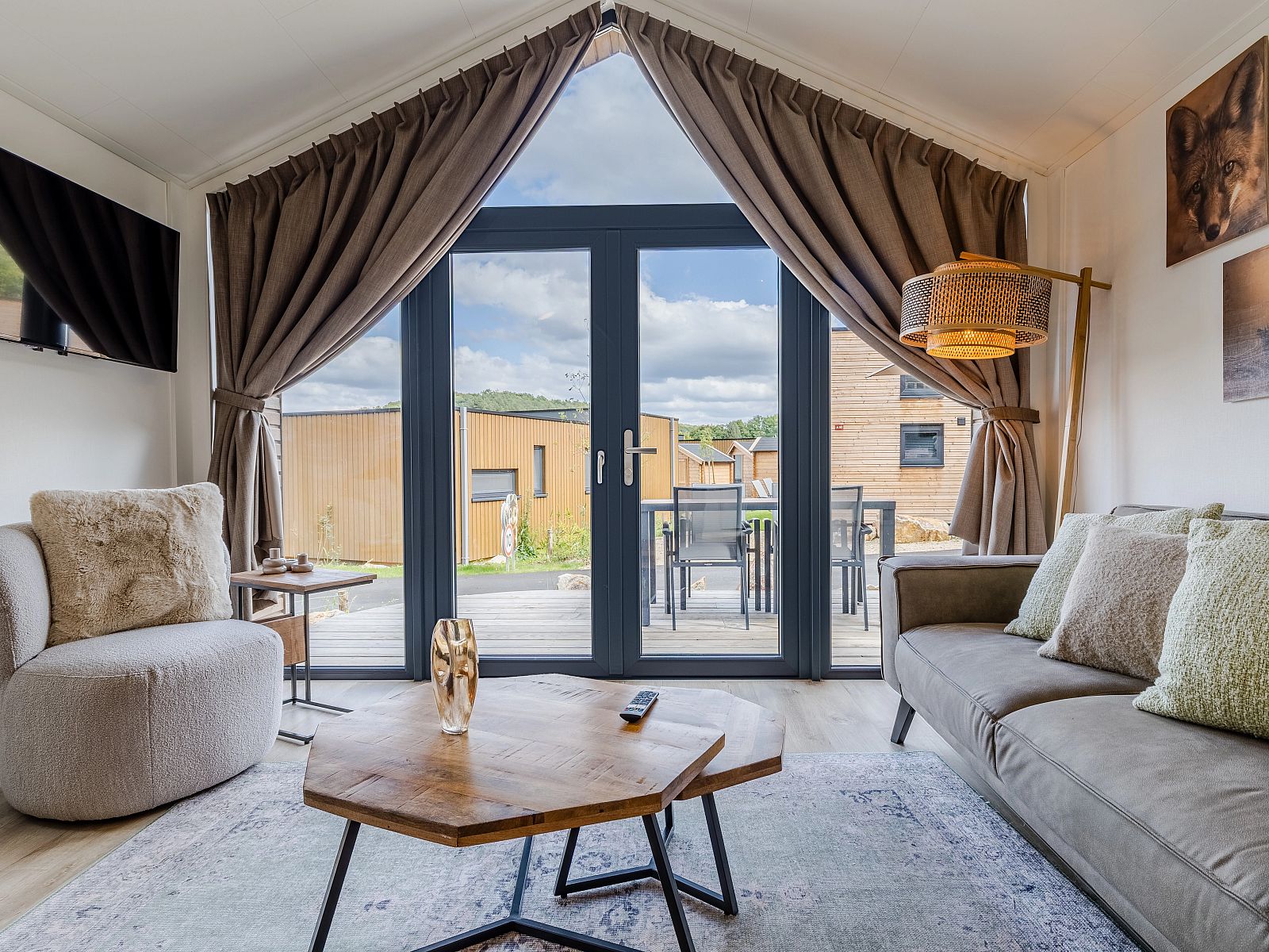 Stilvolle Essecke im 4-Bett-Bungalow 4B2, Gesves, Ardennen. Geniessen Sie die moderne Kueche und die Aussicht auf die Natur in diesem belgischen Ferienbungalow.