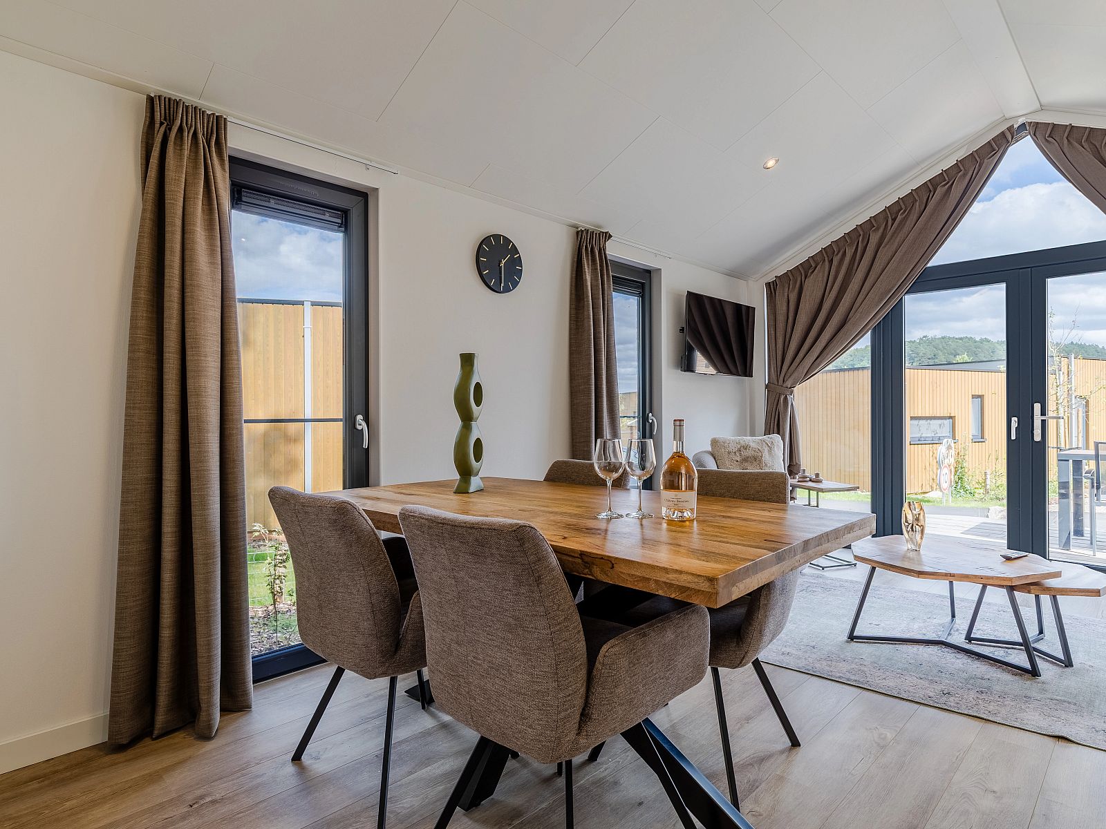 Moderne Kueche in der 4-Bett-Lodge 4B2, Ferienhaus in Gesves, Ardennen, Belgien, mit schlichter Verarbeitung und hochwertigen Geraeten.