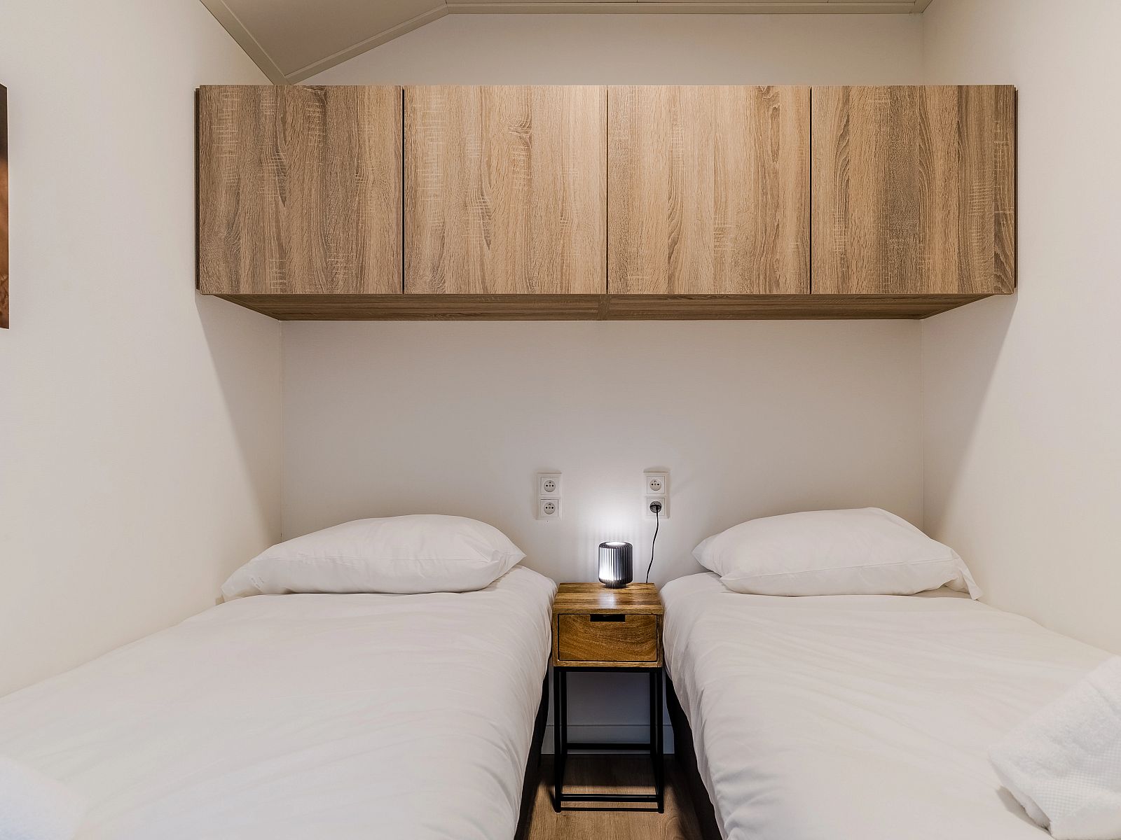 Modernes Badezimmer der 4-Bett-Lodge | 4B2 in Gesves, Ardennen, Belgien mit Glasduschkabine und modernen Sanitaerobjekten.