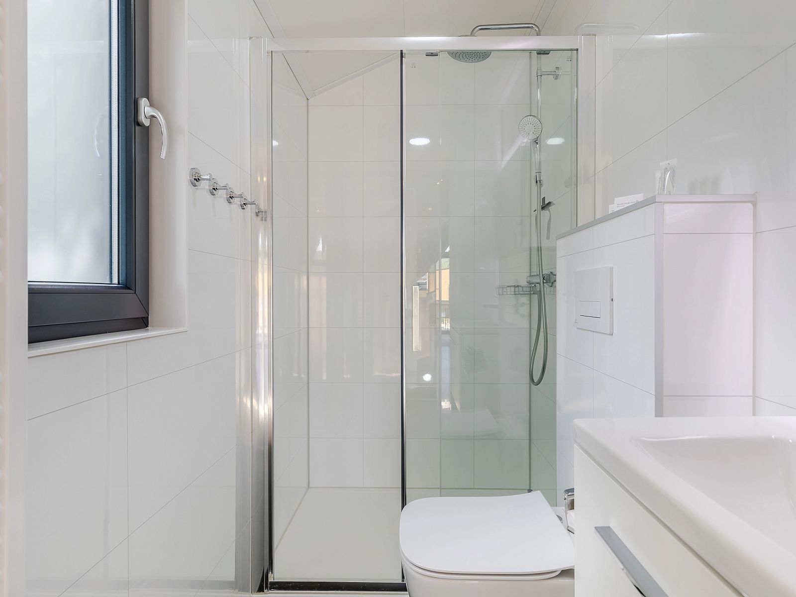 Moderner Innenraum der 4-Bett-Lodge | 4B2 in Gesves, Ardennen, Belgien, mit offener Kueche und gemuetlicher Sitzecke.