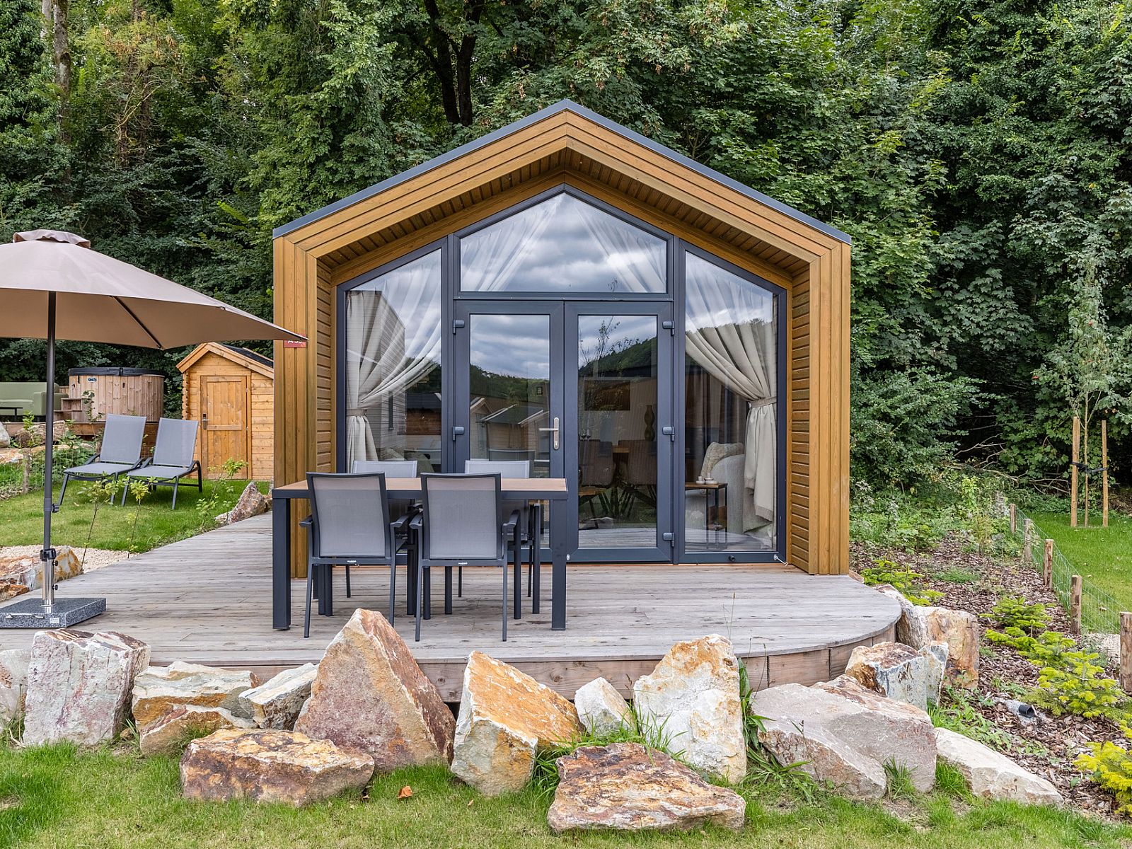 Vrijstaande woning in Gesves, vakantiehuis in de Ardennen, Belgi, met houten terras en groene tuin, omringd door natuur.
