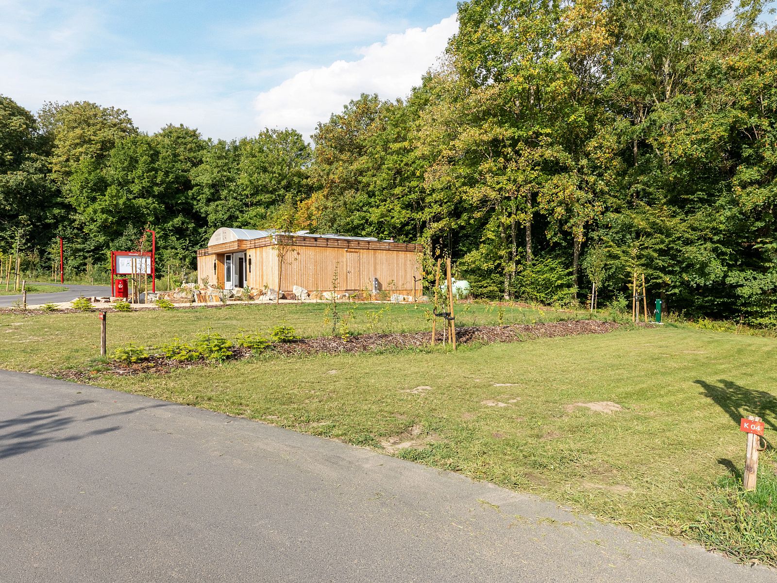 Luxe kampeerplaats C1 in Gesves, Ardennen, Belgie, biedt een rustieke stacaravan te midden van weelderige natuur en groene omgeving.