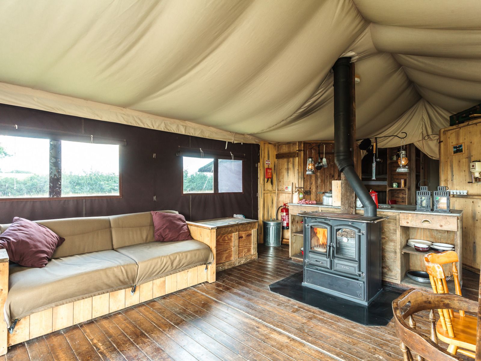 Gezellige binnenruimte van het Tenthuisje met warme privedouche in Vresse-sur-Semois, Ardennen. Comfortabele glamping lodge in Belgie.