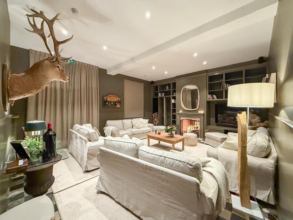 Gemuetliches Wohnzimmer im Ferienhaus "La Nouvelle Marquisette" in Houyet in den Ardennen mit bequemen Sofas und einem stimmungsvollen Kamin.