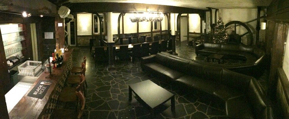 Gemuetlicher Aufenthaltsraum und Bar in Le Moulin De Romedenne, Ferienhaus in Philippeville, ideal fuer Entspannung in den Ardennen.