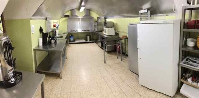 Voll ausgestattete Kueche in Le Moulin De Romedenne, Ferienhaus in Philippeville, ideal fuer kulinarische Erlebnisse.