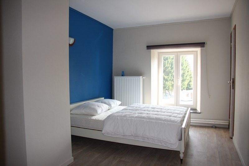 Helles Schlafzimmer in Le Moulin De Romedenne, Ferienhaus in Philippeville, mit moderner Einrichtung und Blick auf die Natur.