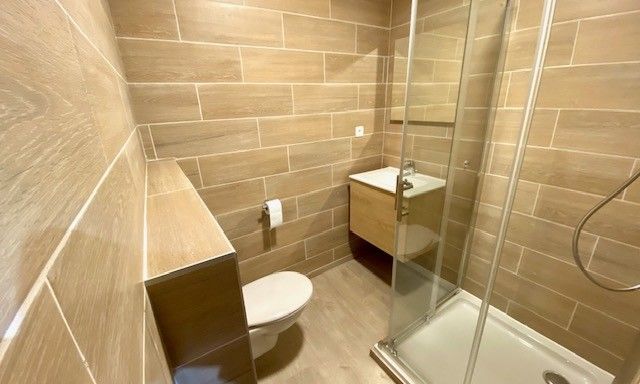 Modernes Badezimmer in Le Moulin De Romedenne, Ferienhaus in Philippeville, mit schlichtem Dekor und Dusche.