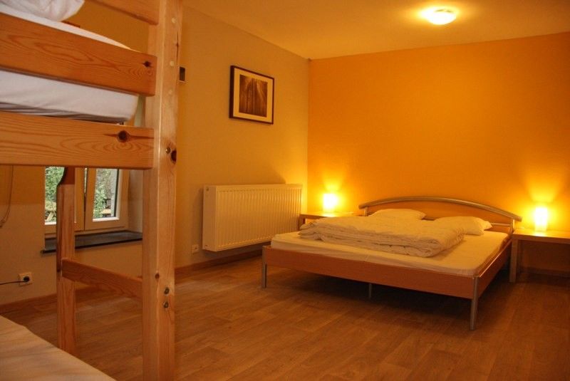 Gemuetliches Familienzimmer in Le Moulin De Romedenne, Ferienhaus in Philippeville, mit Etagenbett und Doppelbett.