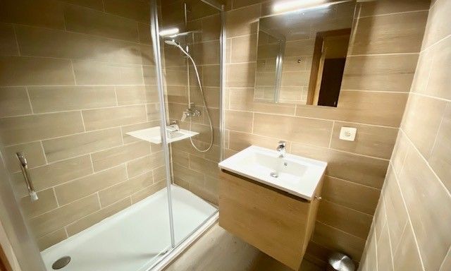 Stilvolles Badezimmer in Le Moulin De Romedenne, Ferienhaus in Philippeville, mit Dusche und moderner Ausstattung.