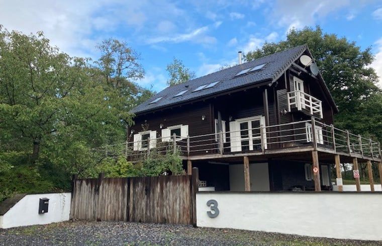 Ferienhaus in Heure, ein charmantes Ferienhaus in den Ardennen, Belgien, umgeben von Natur mit einer grossen Terrasse und schoener Aussicht.