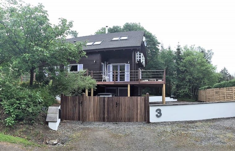 Ferienhaus in Heure, ein charmantes Ferienhaus in den Ardennen, Belgien, mit einer grossen Terrasse inmitten der Natur.