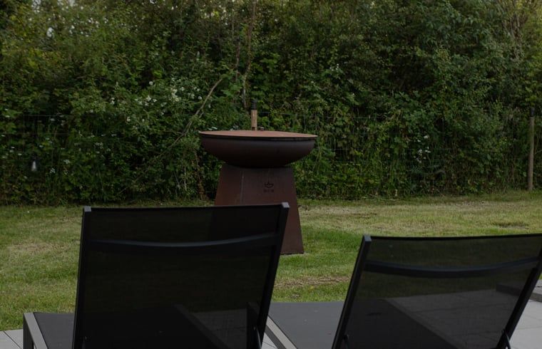 Gemuetliche Abendbeleuchtung in der Kueche von Holiday home in Heure, einem Ferienhaus in den laendlichen Ardennen, Belgien.