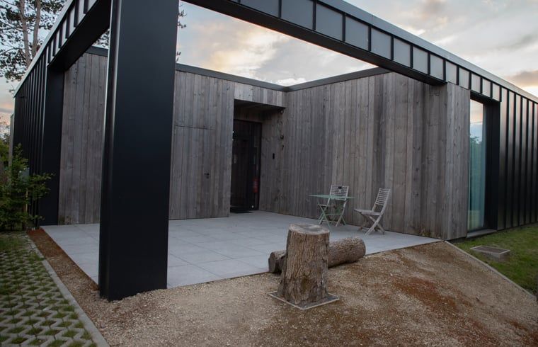 Entspannen Sie sich im Garten des Ferienhauses in Heure, mit Blick auf die gruene Umgebung der Ardennen, Belgien.