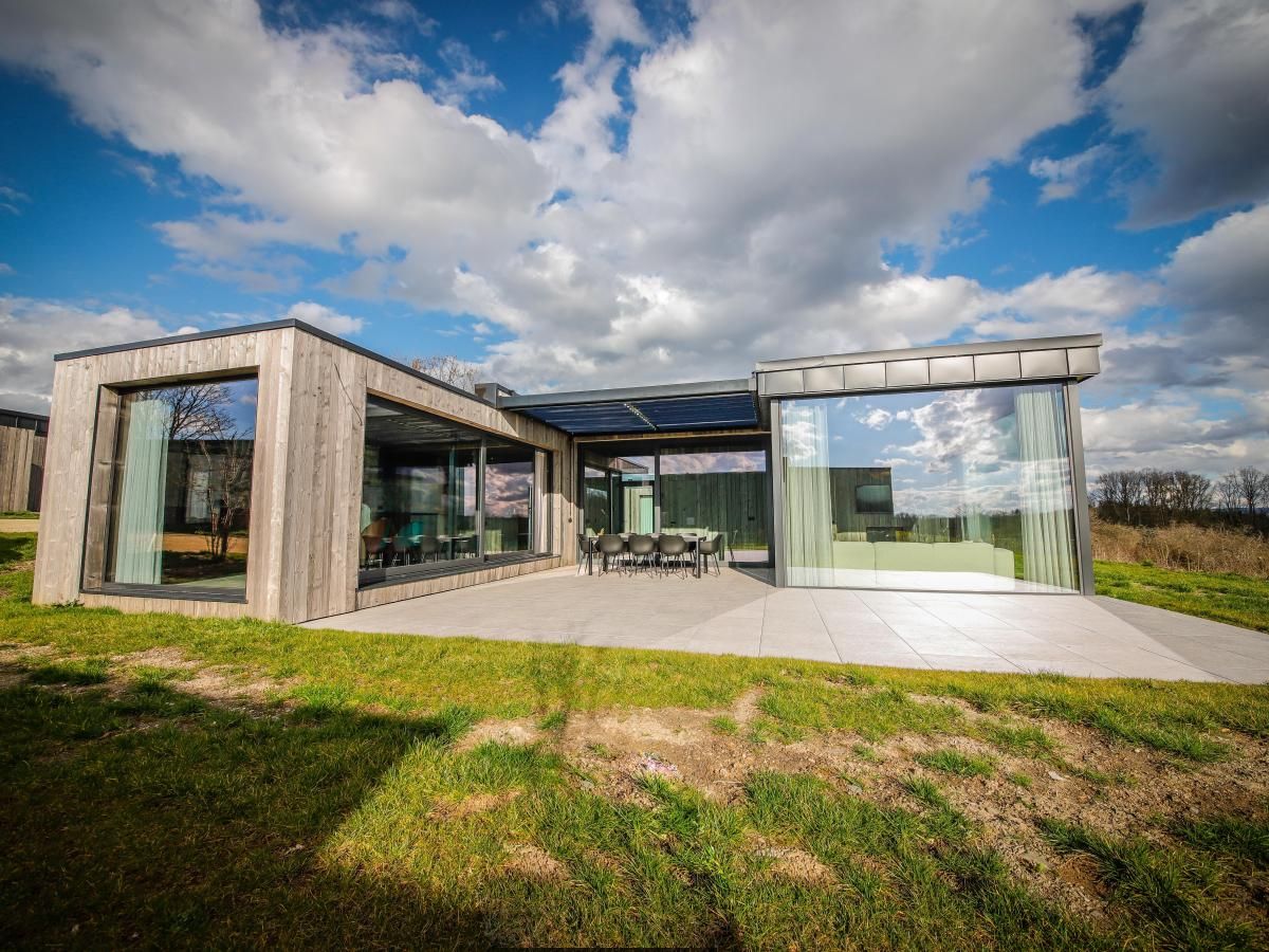 Modernes Ferienhaus La Ruree in Heure, Ardennen, mit grosser Terrasse und schoener Aussicht auf die Natur in Namur, Belgien.
