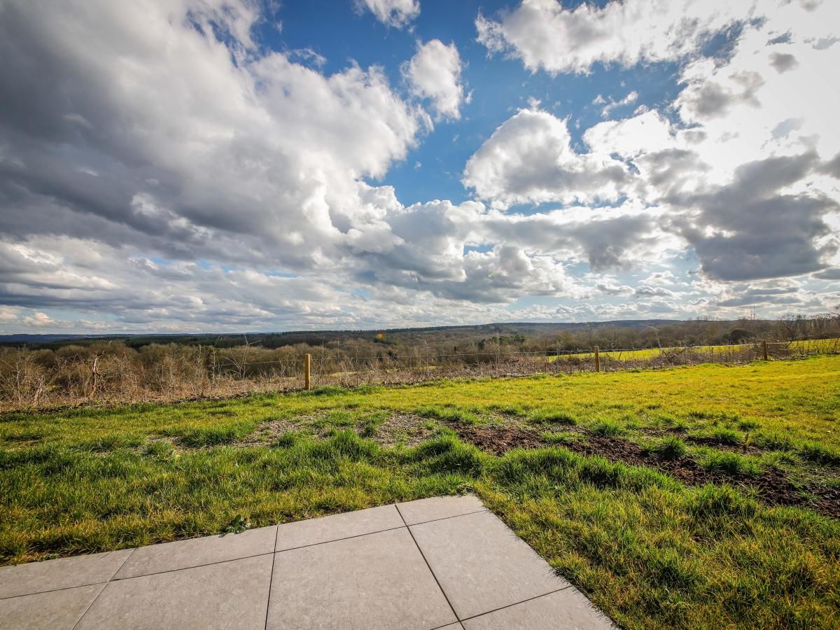 Geniessen Sie den Panoramablick auf die Natur von La Ruree, einem Ferienhaus in Heure, Ardennen, Belgien.