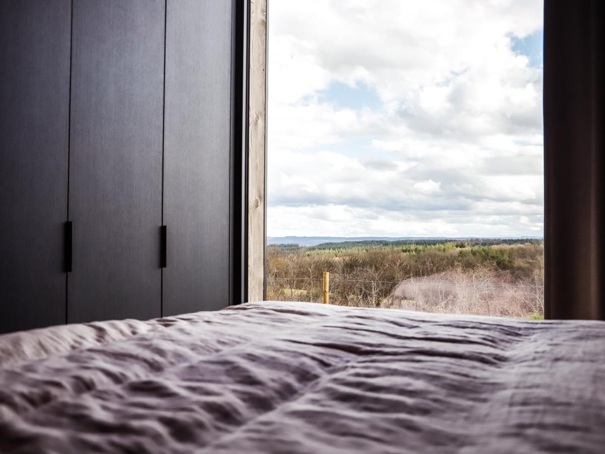 Geniessen Sie einen atemberaubenden Blick aus dem Schlafzimmer des Ferienhauses La Ruree in Heure, Ardennen, Belgien.