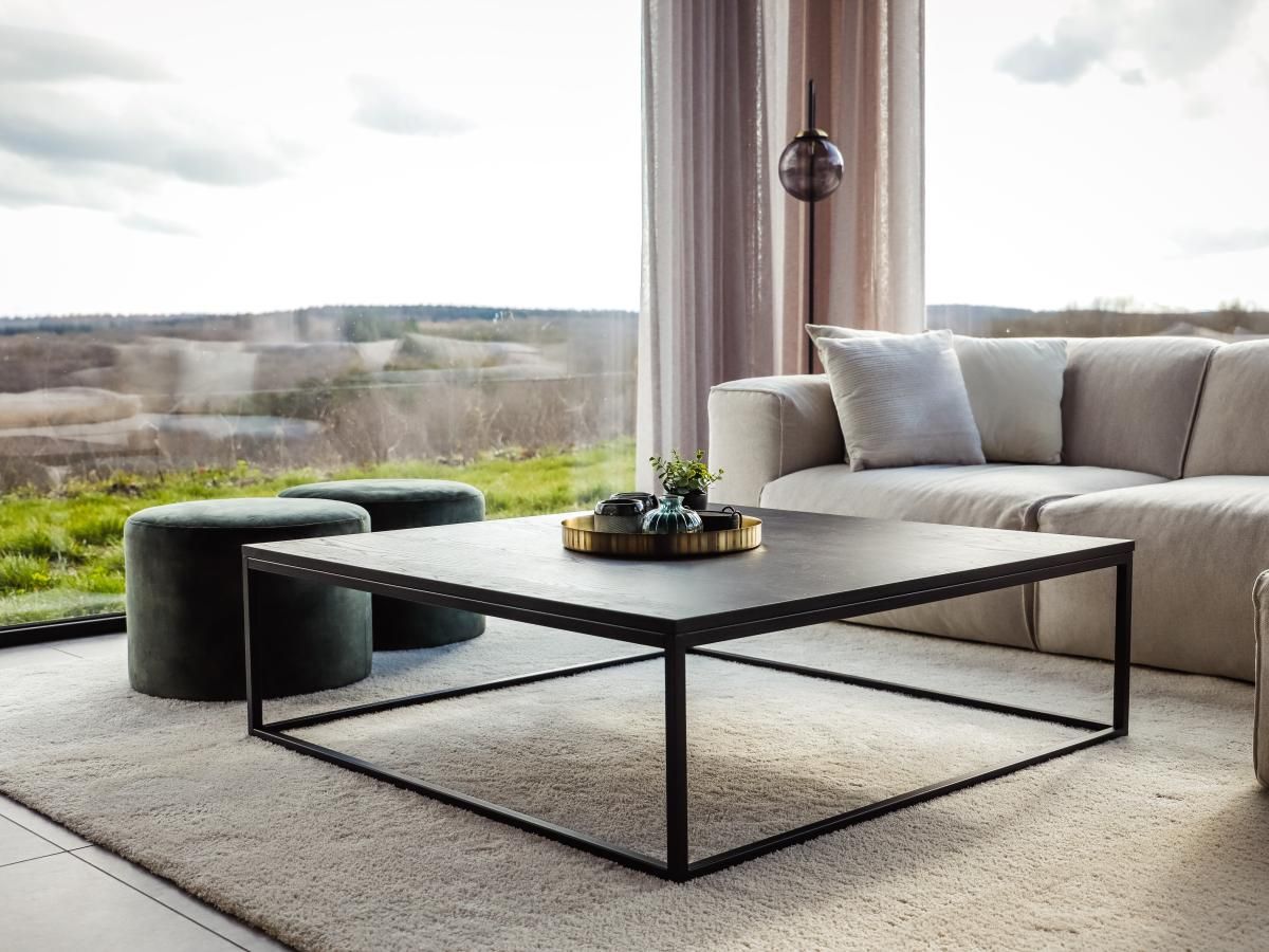 Geniessen Sie den Panoramablick vom stilvollen Wohnzimmer des Ferienhauses La Ruree in Heure, Ardennen, Belgien.