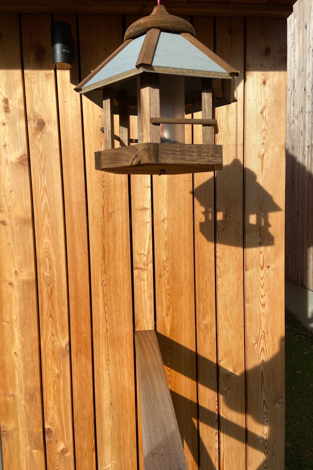 Holzvogelhaeuschen beim Ferienhaus Modernes Chalet fuer 4 Personen in einer waldreichen Umgebung in Heure, Ardennen, Belgien.