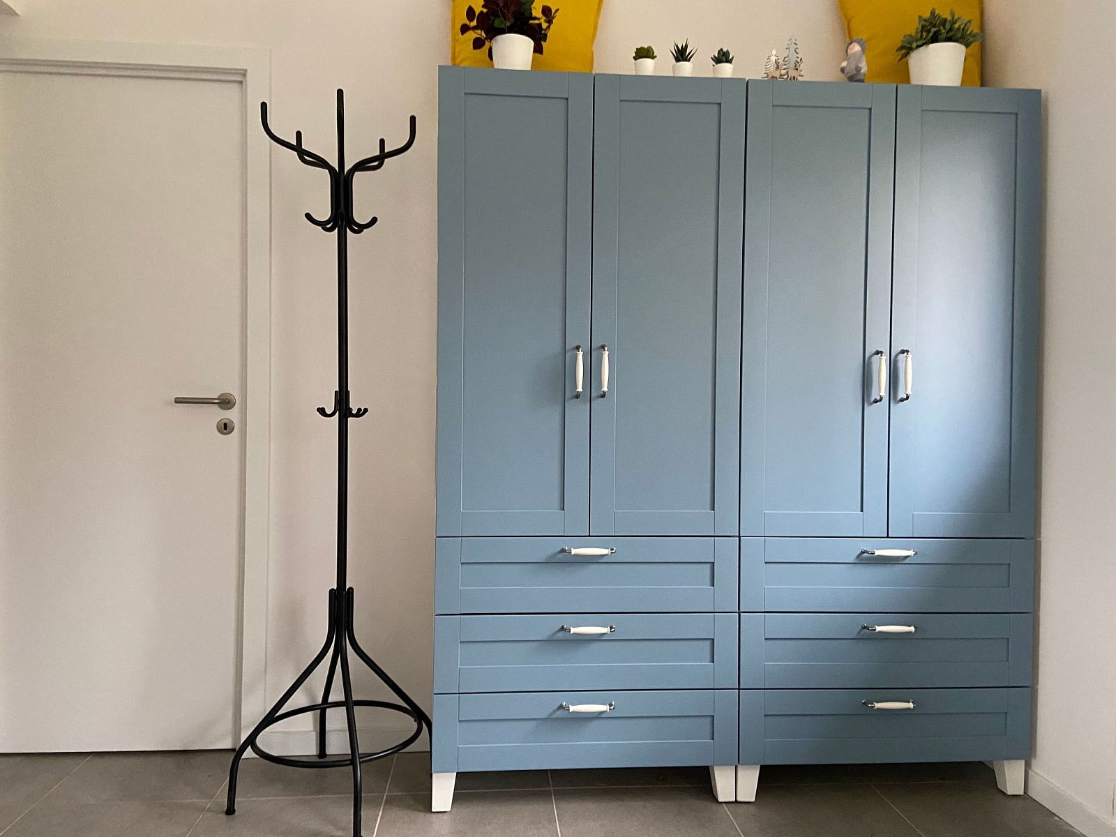 Stilvoller Innenraum im Ferienhaus Modernes Chalet in Heure, Ardennen, mit blauem Schrank und Garderobe fuer einen komfortablen Aufenthalt.