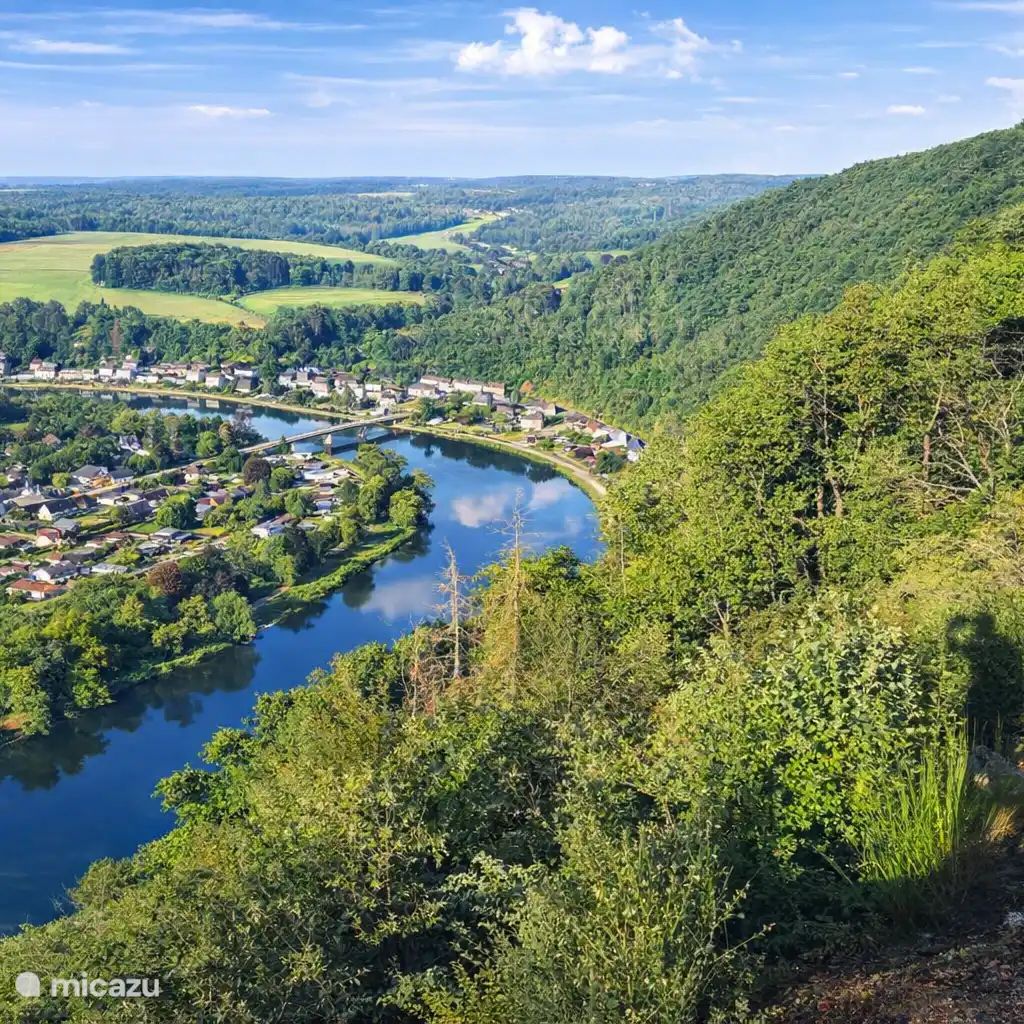 Atemberaubender Blick auf den Fluss und die gruenen Huegel vom Cottage aus: An der Flussbiegung in Dinant, Ardennen, Belgien.
