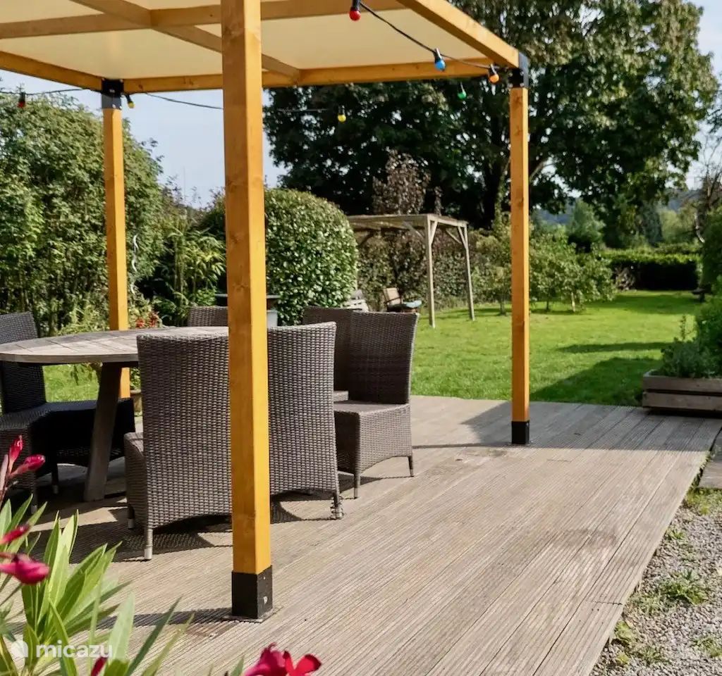 Geniessen Sie die Ruhe auf der Terrasse des Cottages: An der Flussbiegung in Dinant in den Ardennen, mit Blick auf die gruene Umgebung.